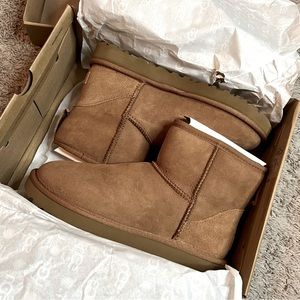 UGG | Chestnut Classic Mini II Size: 7